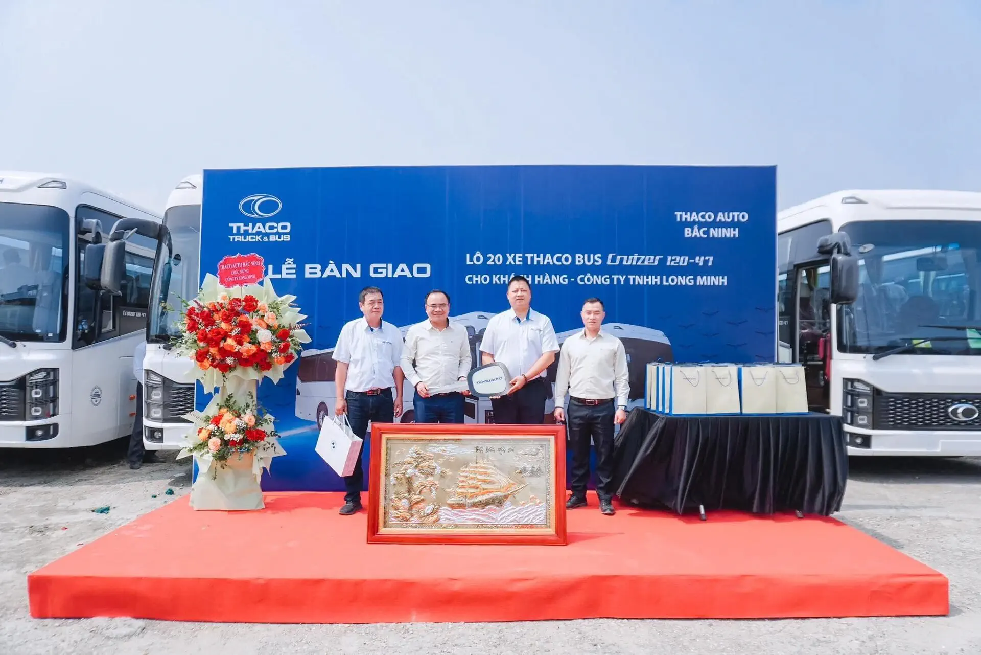 BÀN GIAO LÔ 20 XE THACO BUS TB120 CHO CÔNG TY TNHH LONG MINH