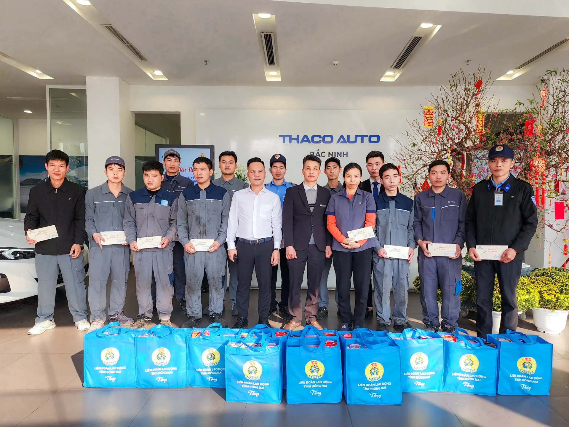 CÔNG ĐOÀN CƠ SỞ THACO TẶNG QUÀ TẾT CHO ĐOÀN VIÊN, NGƯỜI LAO ĐỘNG
